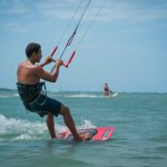 Kitesurf icaraizinho: por que esse vilarejo do litoral do Ceará virou refúgio de quem busca equilíbrio